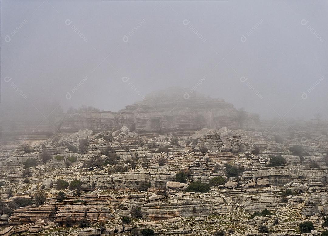 Vista do Parque Natural El Torcal de Antequera em um dia de neblina.