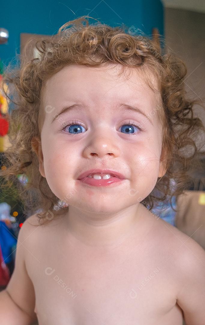 Menina brasileira com olhos azuis, olhando para a câmera