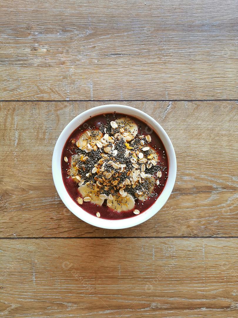 Vista superior de uma tigela de açaí brasileiro.