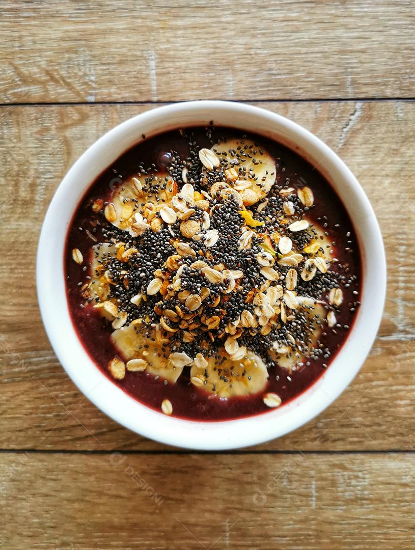 Vista superior de uma tigela de açaí brasileiro..