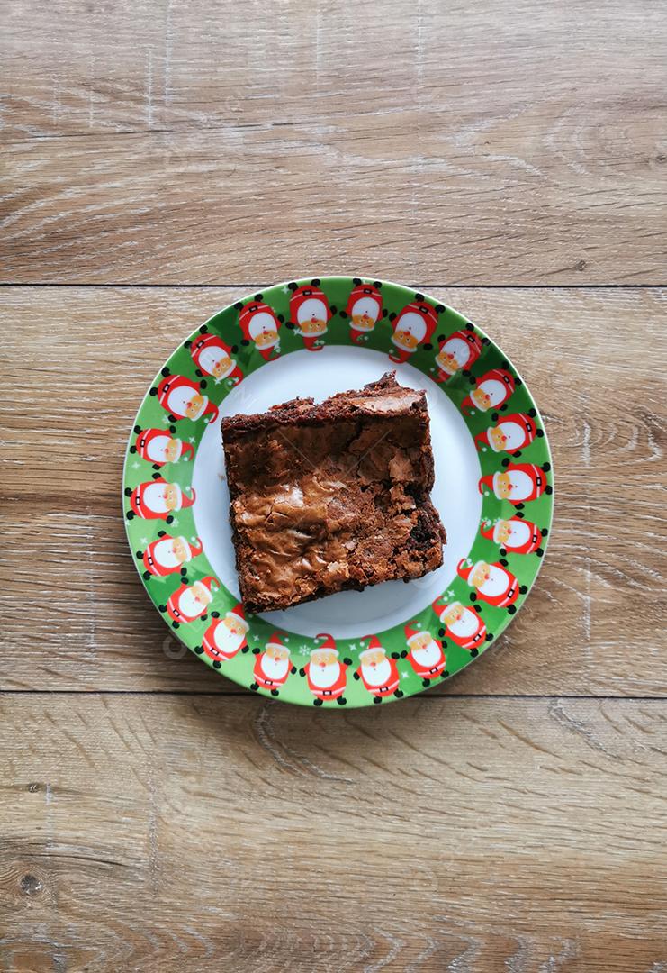 Vista superior de brownies de Natal em um prato com decoração de Natal.