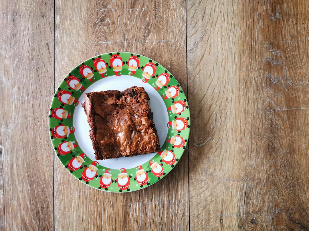 Vista superior de brownies de Natal em um prato com decoração de Natal.
