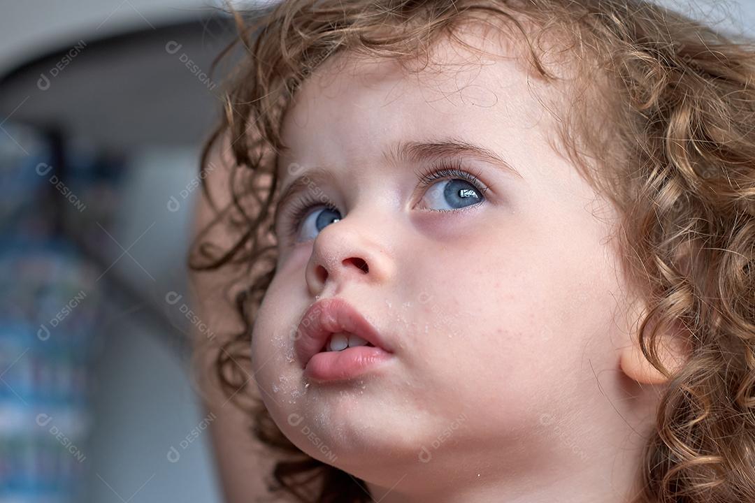 Perto da menina brasileira olhando para cima