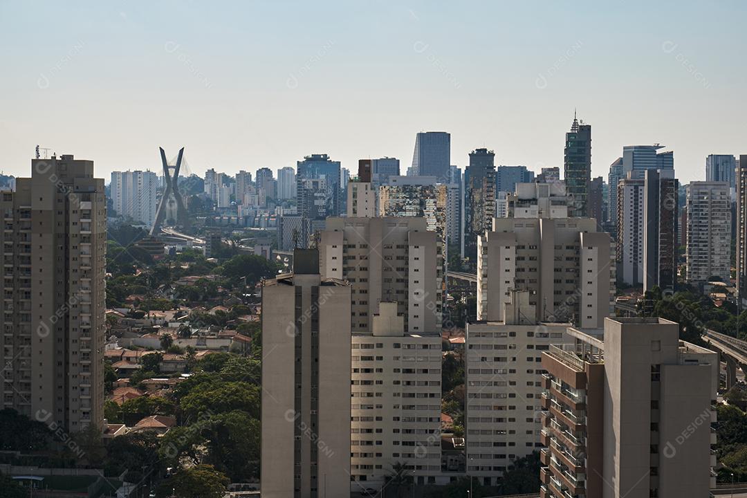 Vista do bairro Brooklin em São Paulo com a ponte estaiada ao fundo