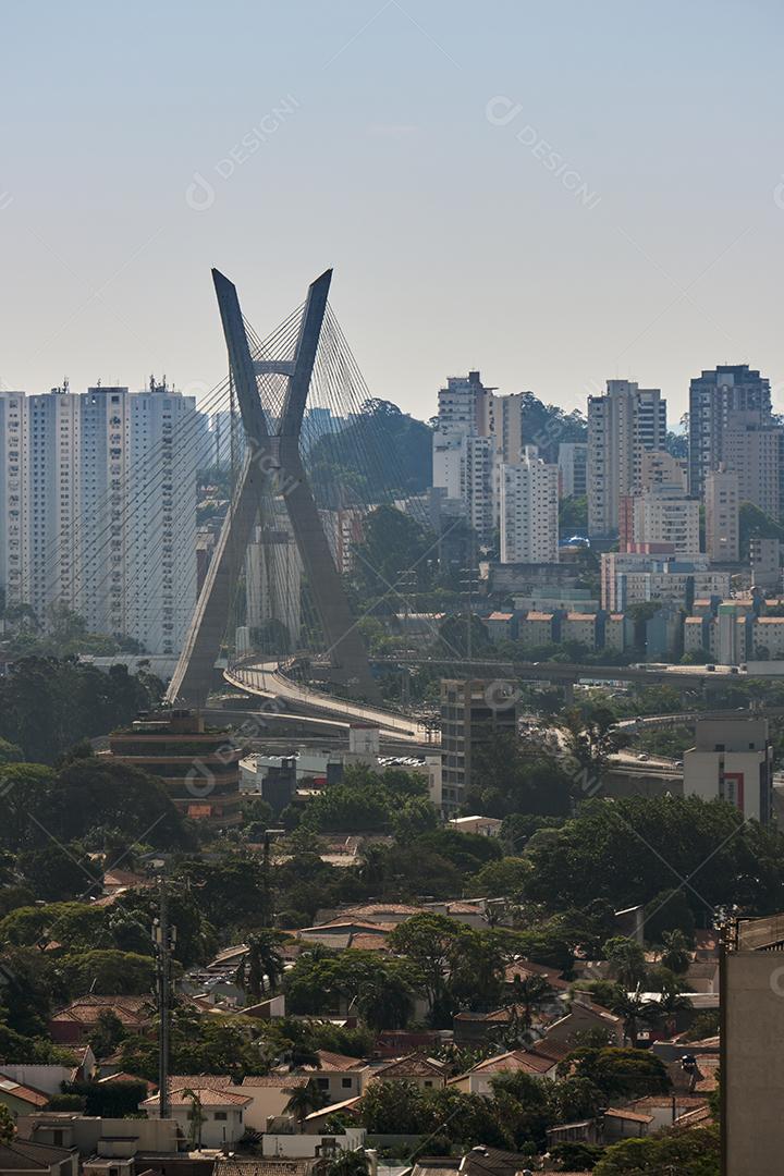 Vista do bairro Brooklin em São Paulo com a ponte estaiada ao fundo