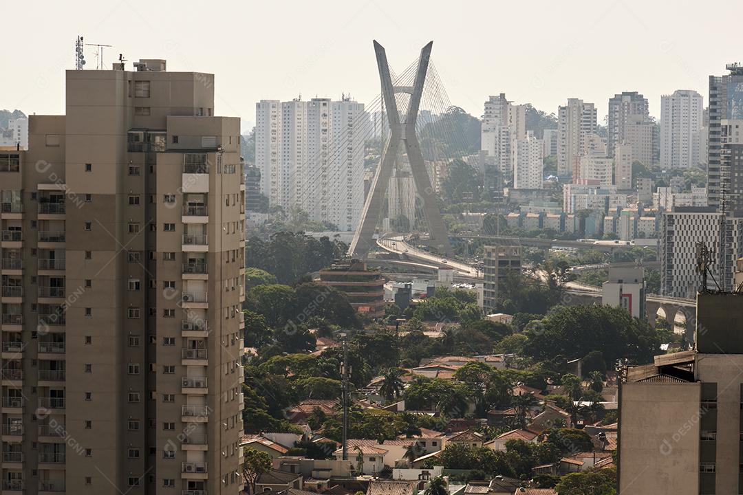 Vista do bairro Brooklin em São Paulo com a ponte estaiada ao fundo