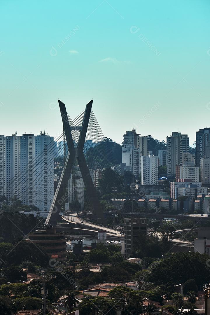 Vista do bairro Brooklin em São Paulo com a ponte estaiada ao fundo