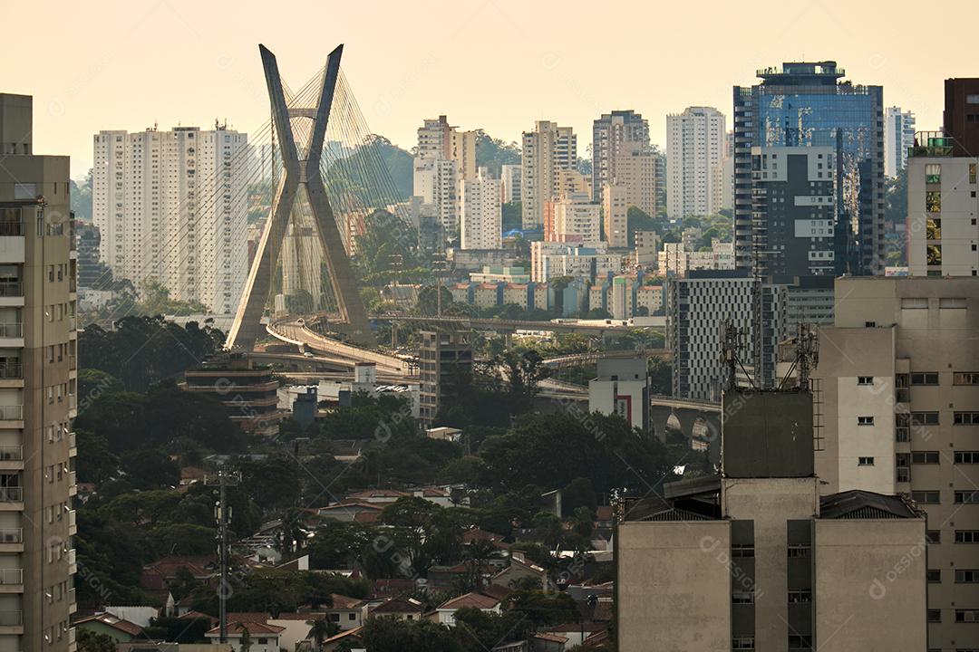 Vista do bairro Brooklin em São Paulo com a ponte estaiada ao fundo