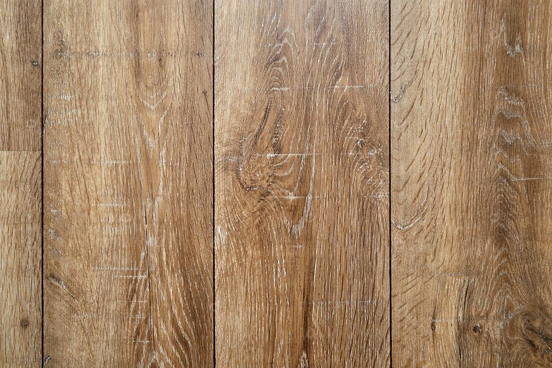 Textura de madeira rústica vertical com pranchas.