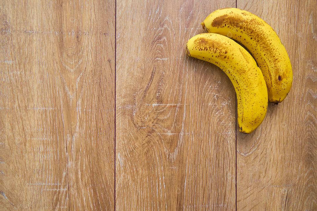 Vista superior de bananas em fundo de madeira