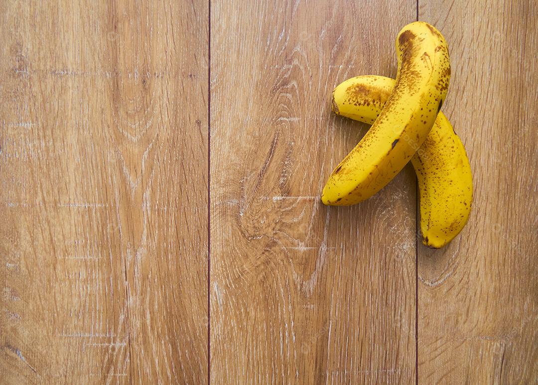 Vista superior de bananas em fundo de madeira