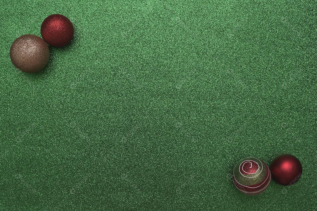 Vista superior do fundo de Natal com bolas de Natal nas laterais