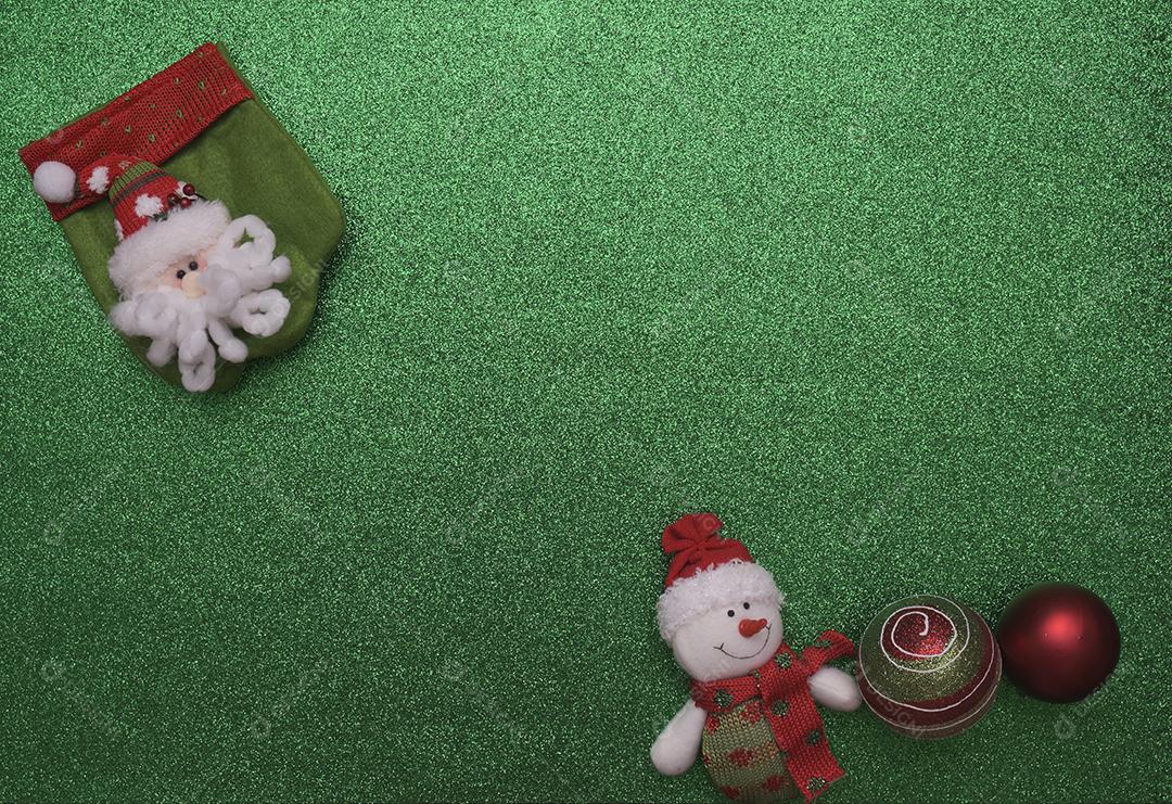 Vista superior do fundo de Natal com enfeites de Natal nas laterais