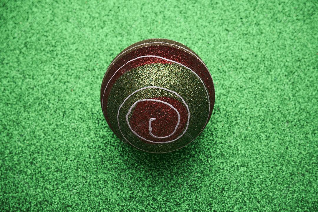 Vista superior do fundo de Natal com bolas de Natal nas laterais