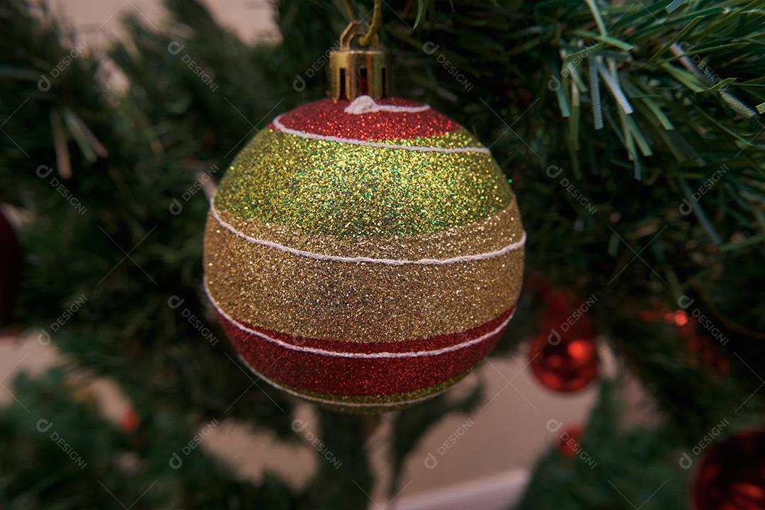 Bola de natal pendurada na árvore.