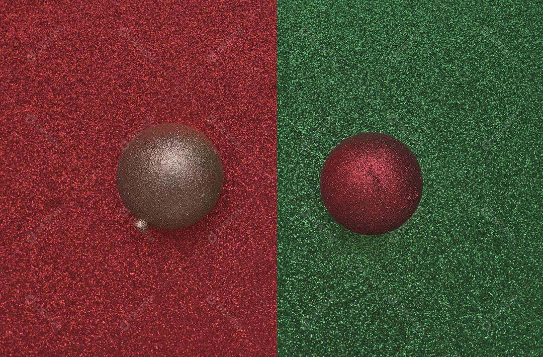 Vista superior de bolas de Natal lado a lado