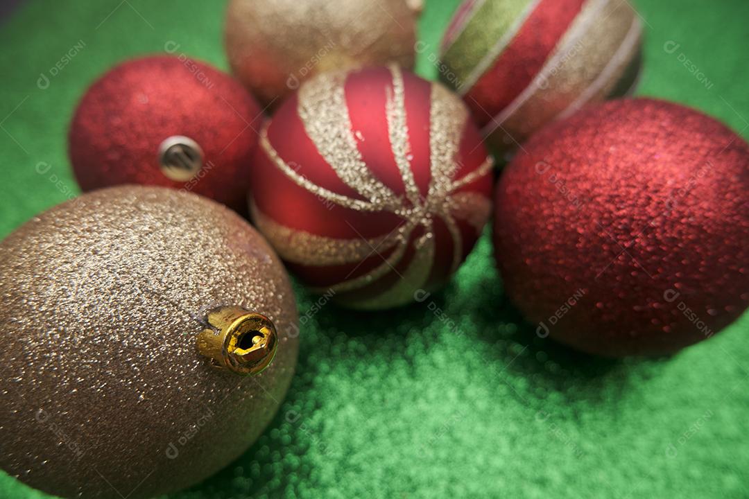 Vista próxima de um grupo de bolas de Natal.