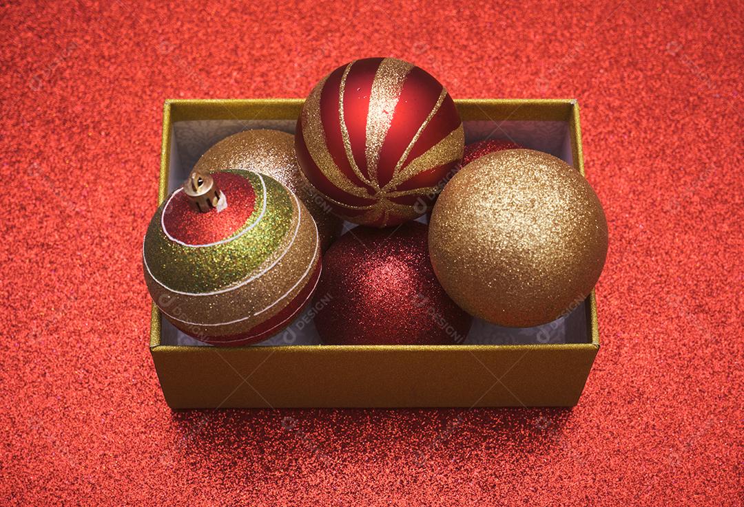 Vista superior da caixa de presente de Natal com bolas de Natal dentro