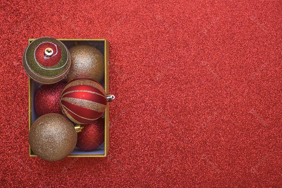 Vista superior da caixa de presente de Natal com bolas de Natal dentro