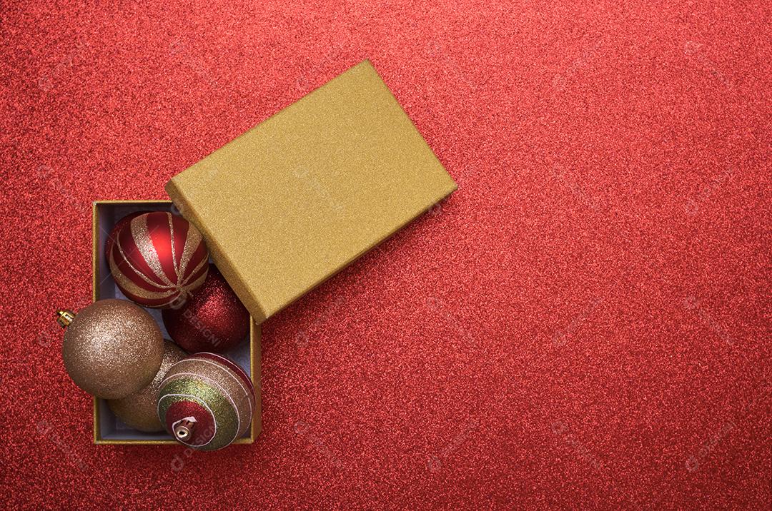 Vista superior da caixa de presente de Natal com bolas de Natal dentro