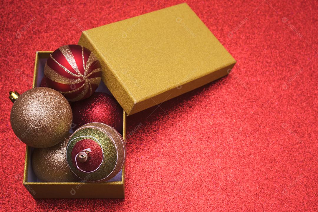 Vista superior da caixa de presente de Natal com bolas de Natal dentro
