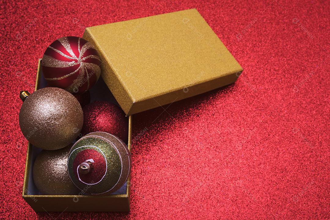 Vista superior da caixa de presente de Natal com bolas de Natal dentro
