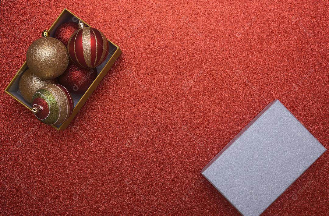 Vista superior da caixa de presente de Natal com bolas de Natal dentro