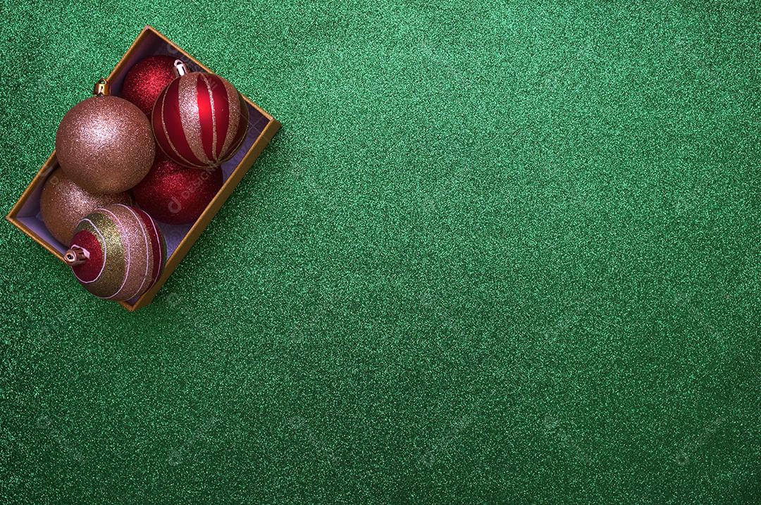 Vista superior da caixa de presente de Natal com bolas de Natal dentro