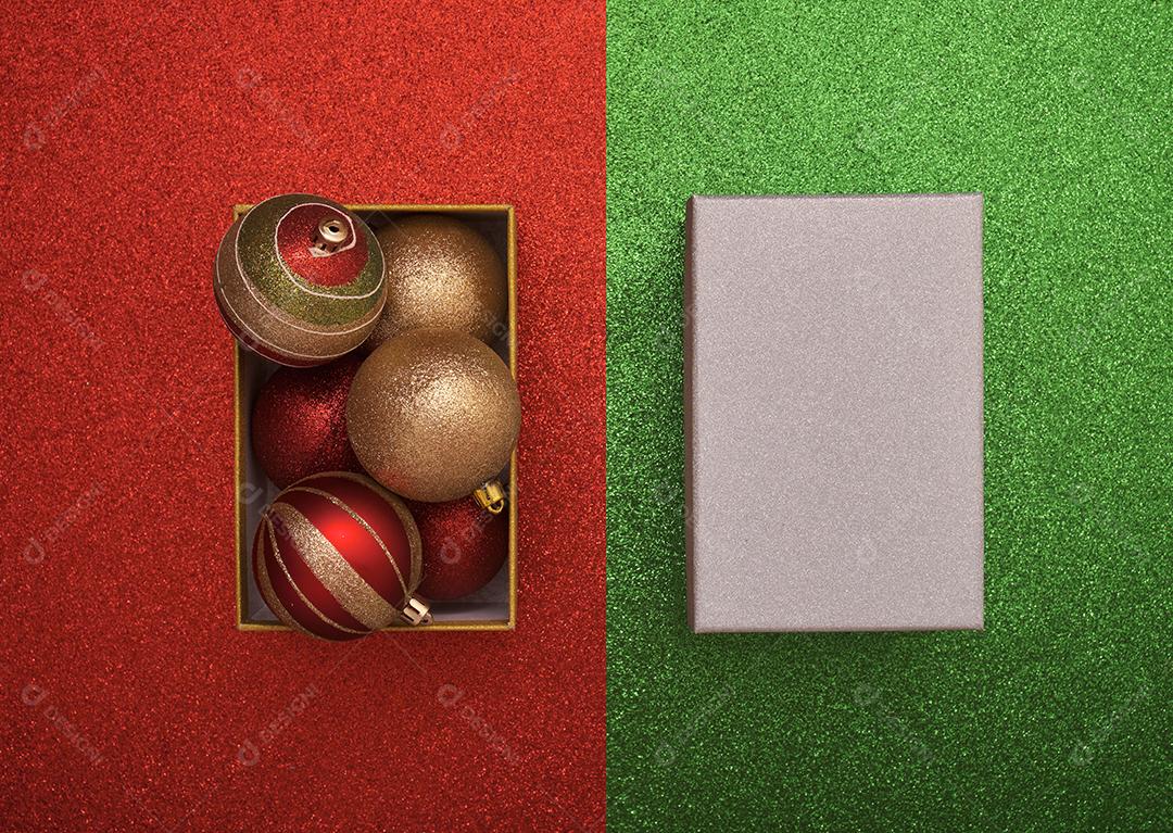 Vista superior da caixa de presente de Natal com bolas de Natal dentro