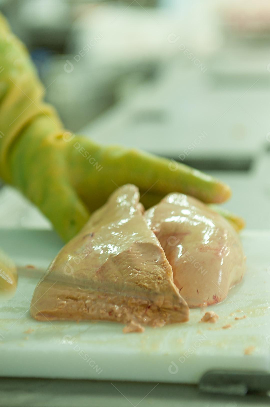 Funcionários limpando e manuseando a carne mais nobre do pato, Fo