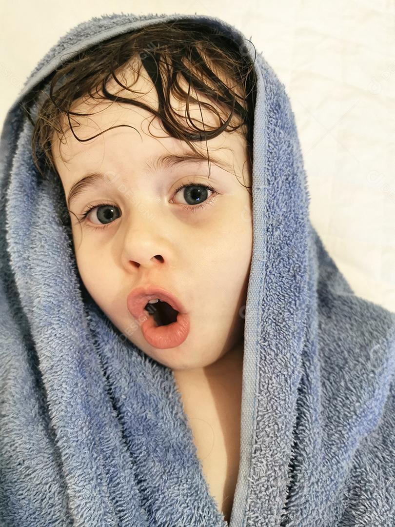 menina brincou com a toalha após o banho..