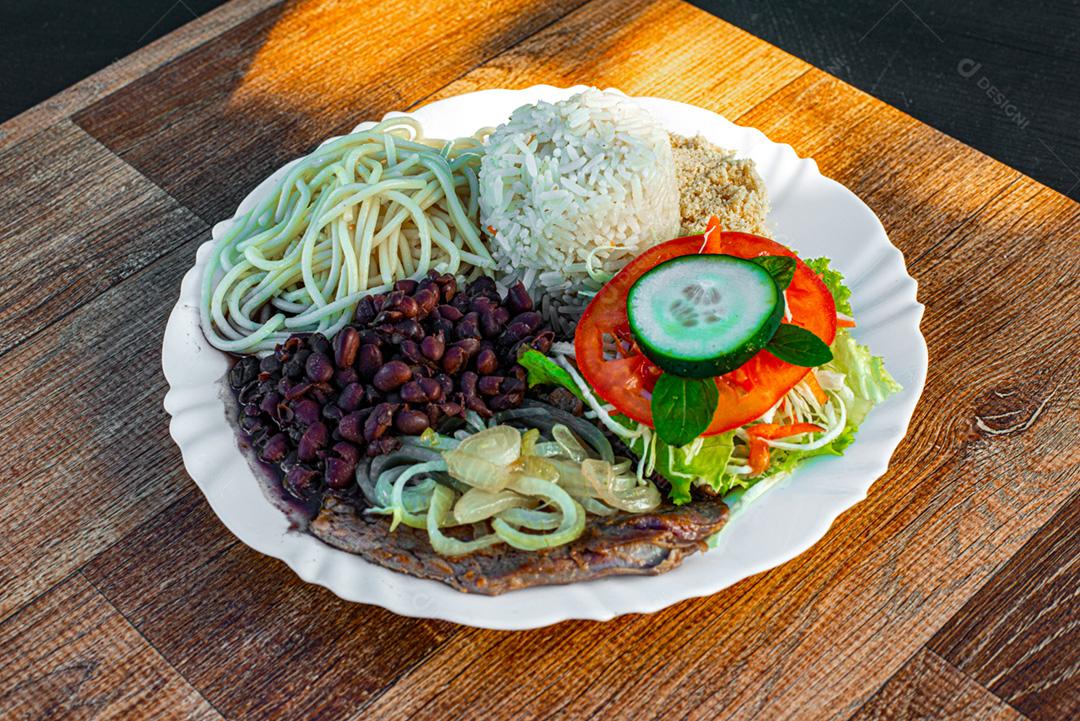 Comércio de marmitas com sabor típico brasileiro e a base