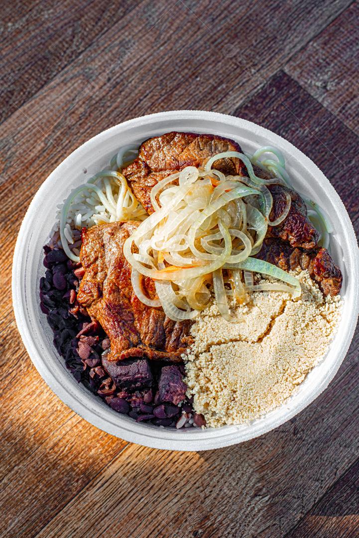 Comércio de marmitas com sabor típico brasileiro e a base