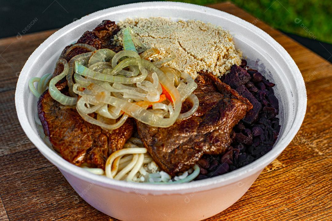 Comércio de marmitas com sabor típico brasileiro e a base