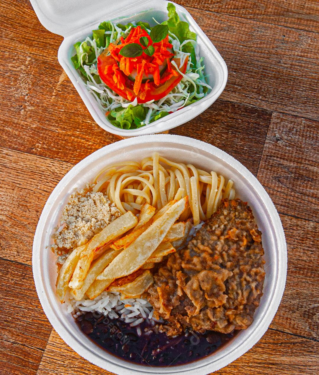 Comércio de marmitas com sabor típico brasileiro e a base