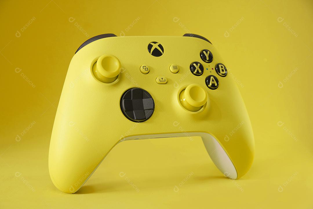 Controle Xbox Amarelo, 27 de abril de 2022, São Paulo, Brasil.