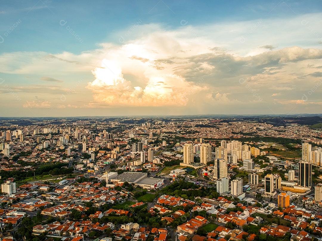 Imagem aérea de Drone da cidade de Sorocaba em São Paulo ao pôr do sol