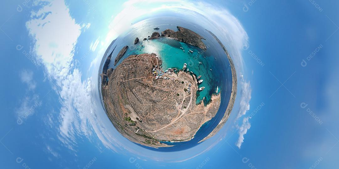Pequeno planeta esfera de 360 ​​graus vista aérea da Lagoa Azul, Comino em Malta