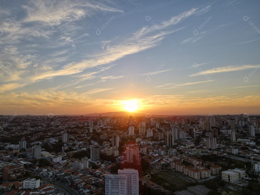 Imagem aérea Drone da cidade de Sorocaba em São Paulo ao pôr do sol