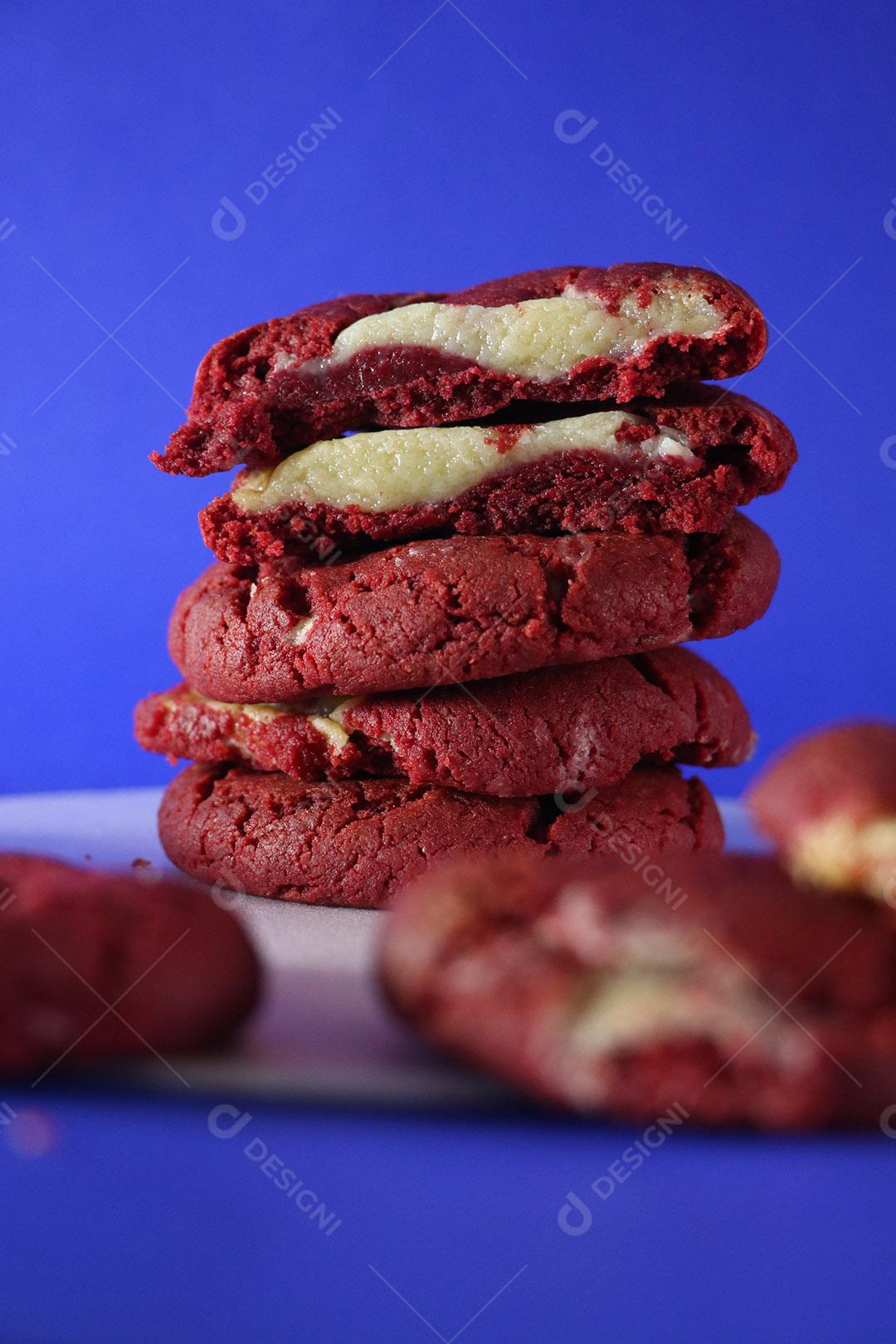 Comida biscoito empilhados sobre fundo azul