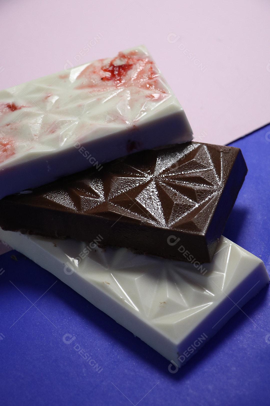 Barra de chocolate branco preto sobre fundo azul