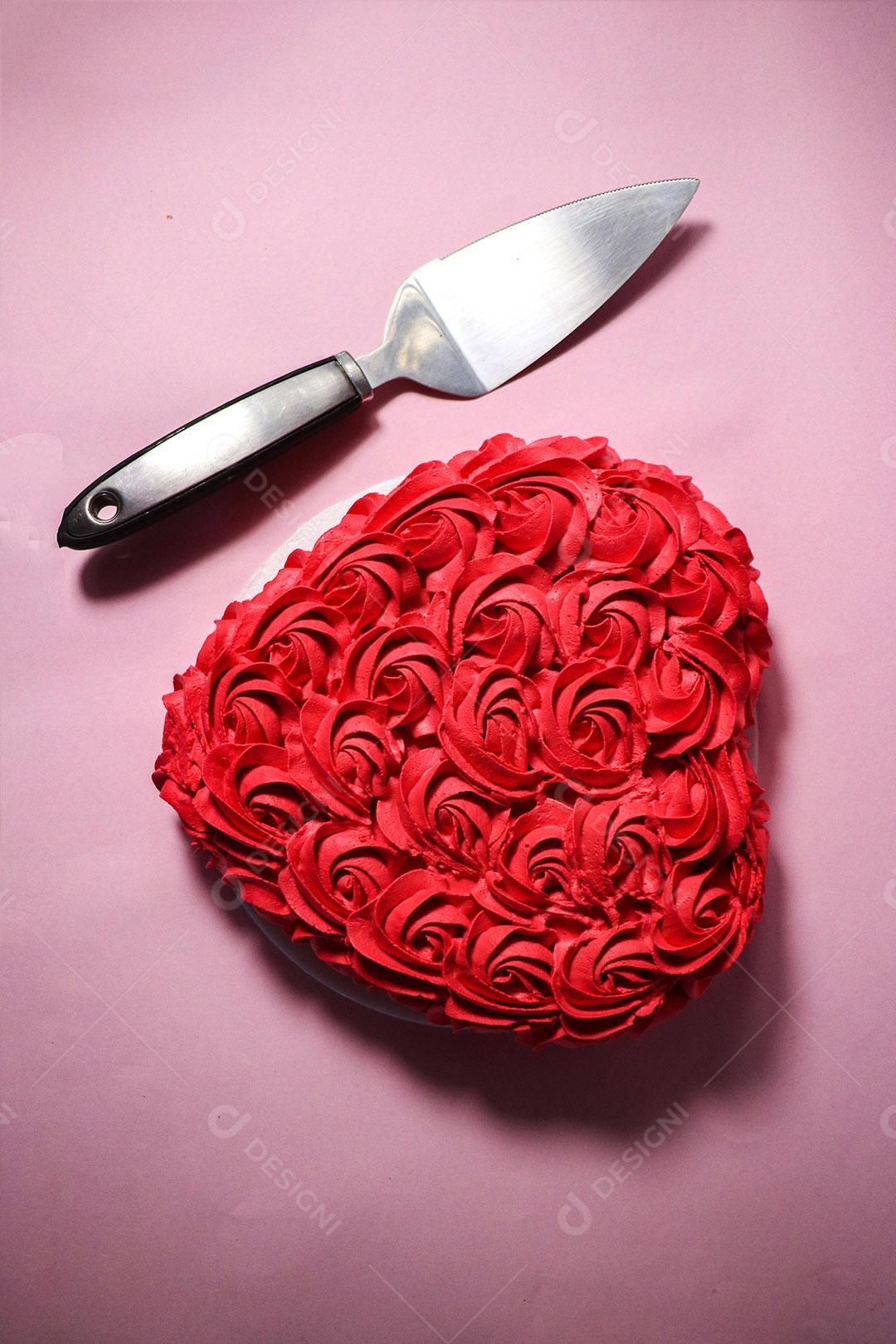 Comida bolo doce confeitarias sobre uma mesa faca