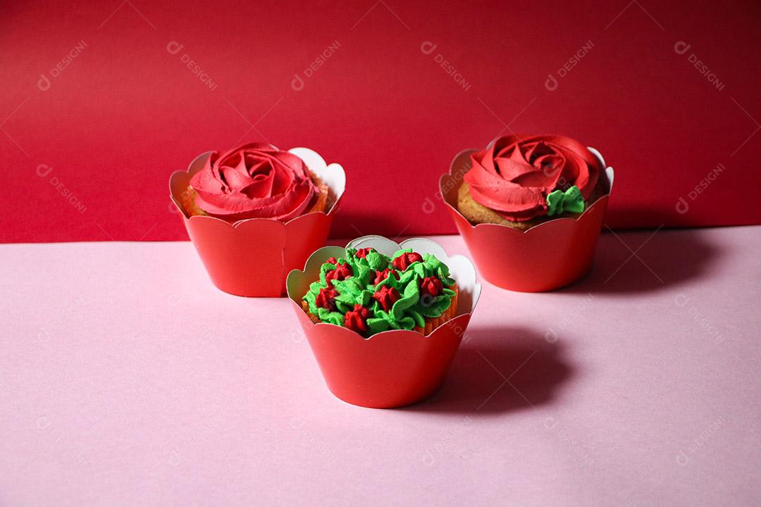 Comida bolo mesa fundo vermelho