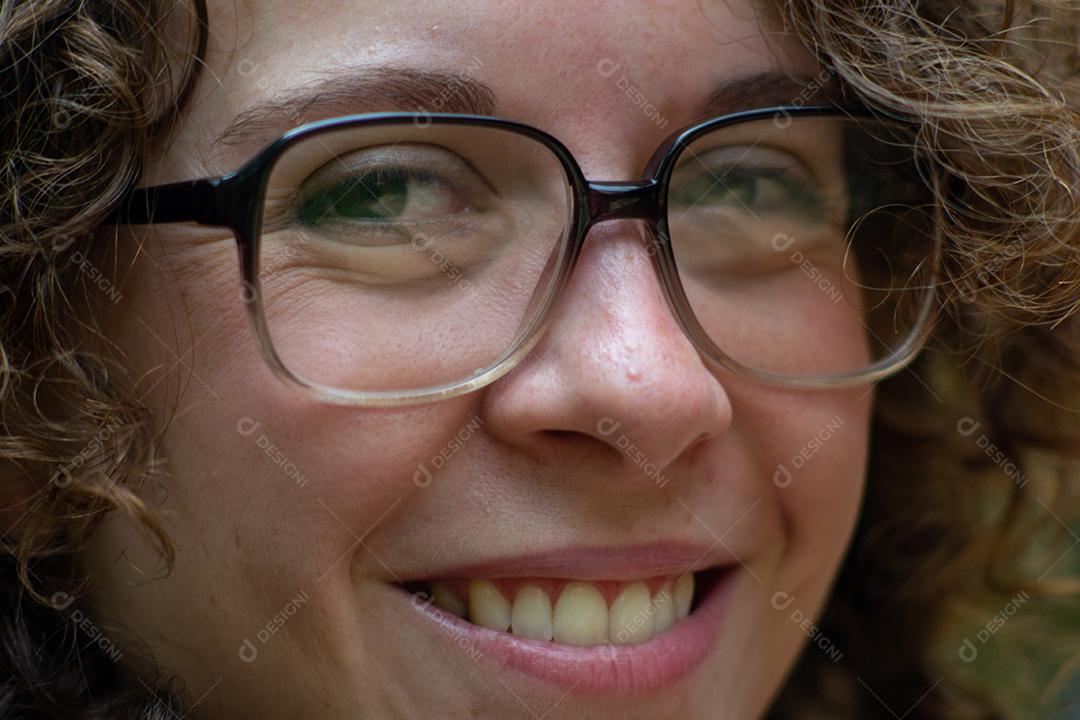 Mulher de cabelo encaracolado brasileira olhando para a câmera.