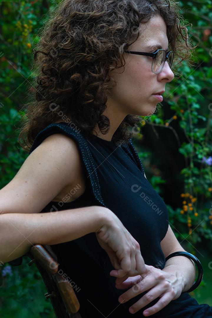 Mulher de cabelo encaracolado brasileira posando.