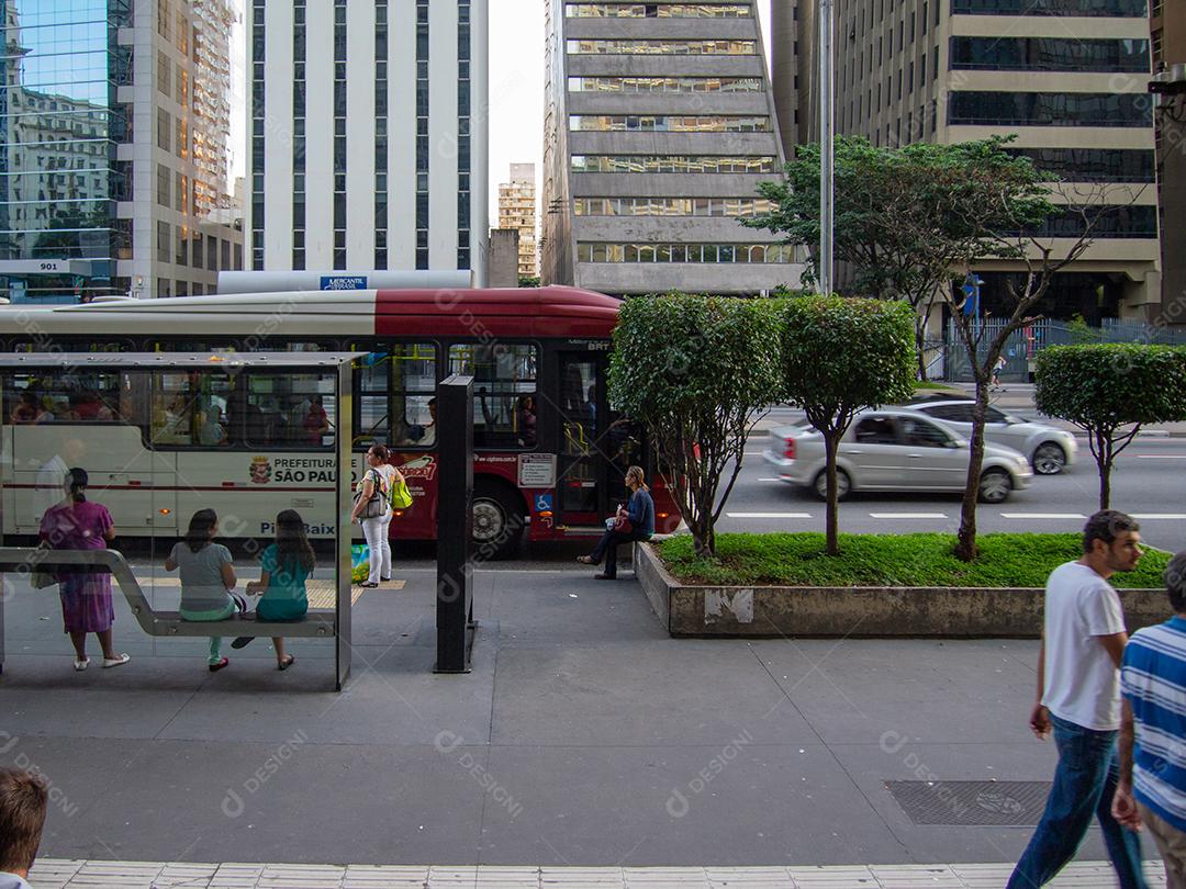 Pessoas esperando o ônibus na Avenida Paulista