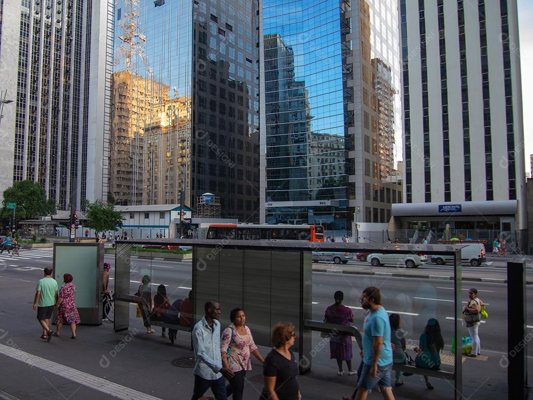 Pessoas esperando o ônibus na Avenida Paulista