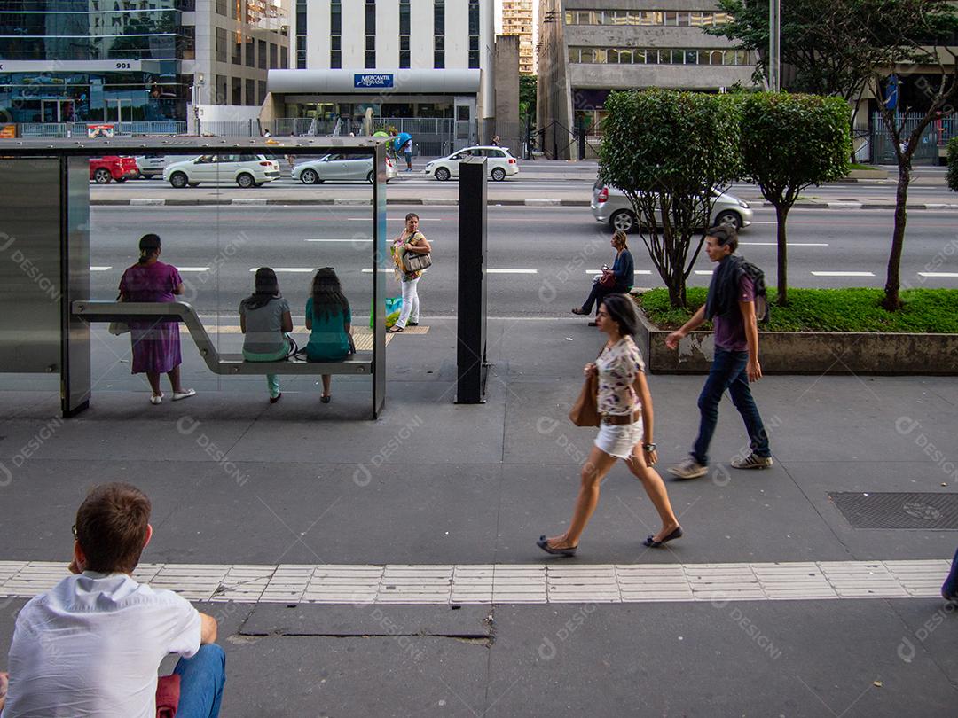 Pessoas esperando o ônibus na Avenida Paulista