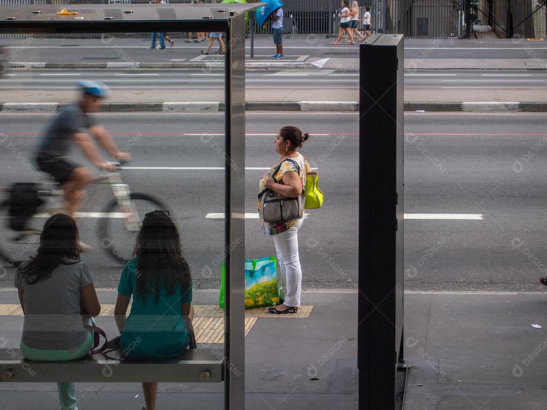 Pessoas esperando o ônibus na Avenida Paulista