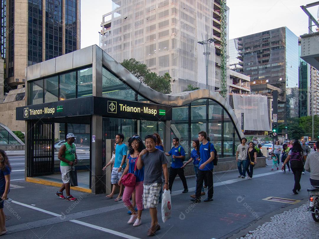 Povos que saem da estação do metro Trianon na avenida paulista